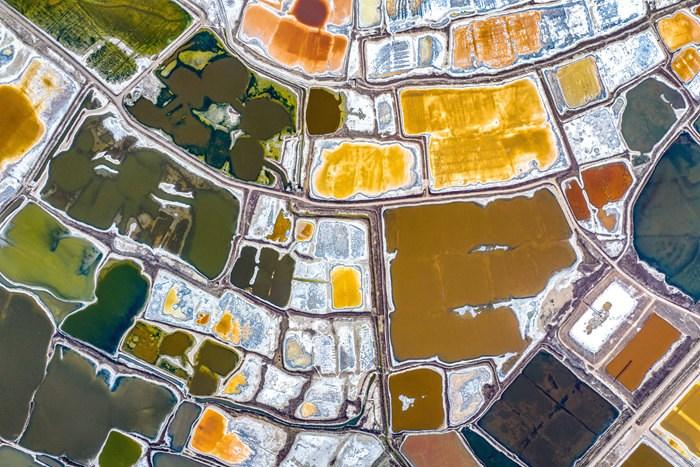 山西運城春季鹽湖色彩斑斕 宛如大地調(diào)色盤